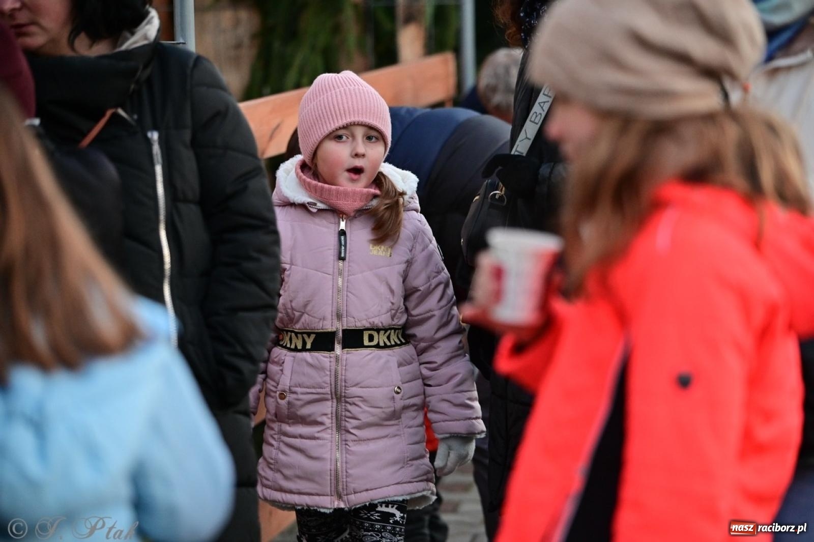 Zdjęcie w galerii na portalu naszraciborz.pl: Tłumy na Kiermaszu Bożonarodzeniowym w Pietrowicach Wielkich [FOTO i WIDEO] wiadomości z regionu