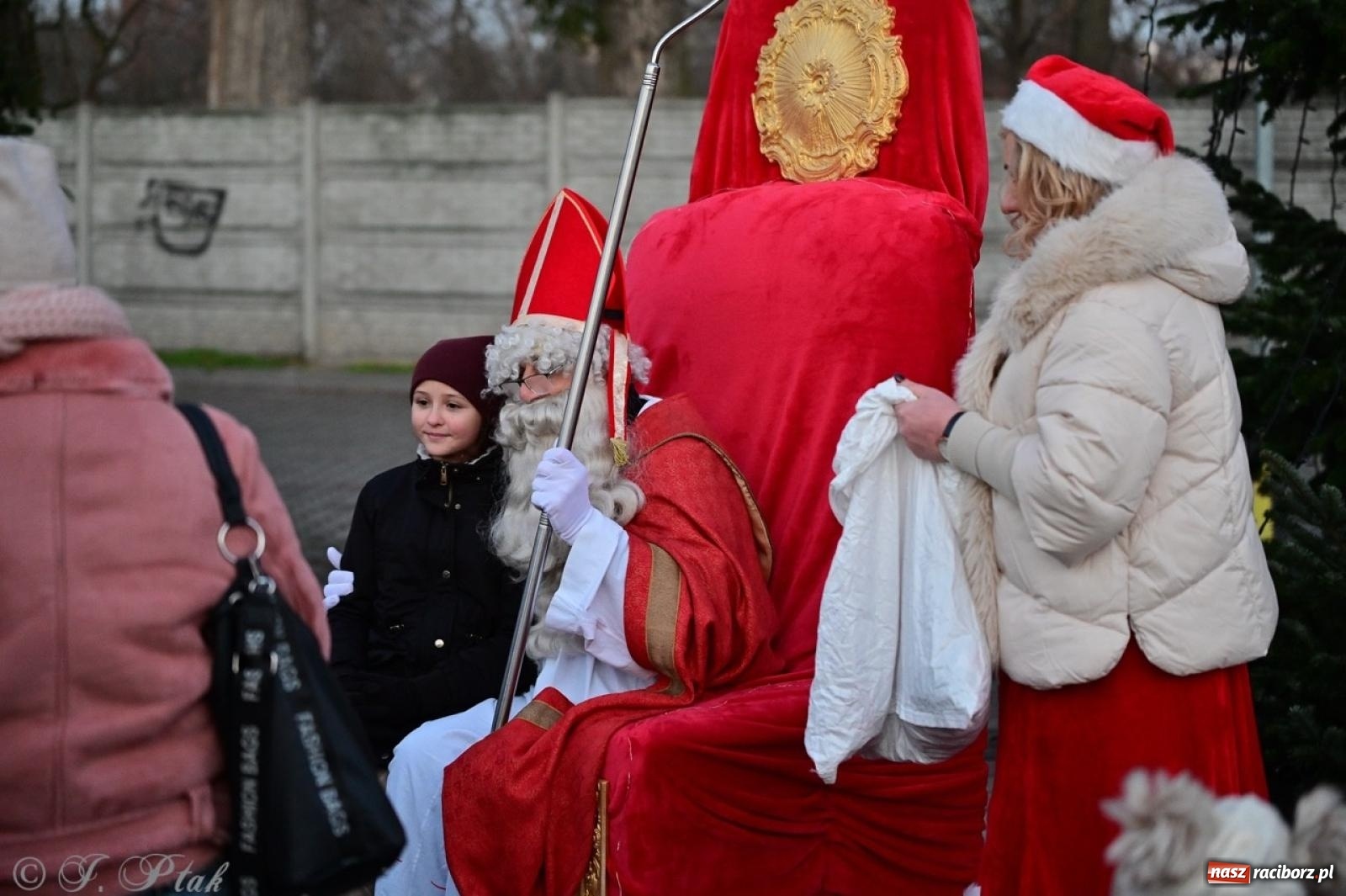 Zdjęcie w galerii na portalu naszraciborz.pl: Tłumy na Kiermaszu Bożonarodzeniowym w Pietrowicach Wielkich [FOTO i WIDEO] wiadomości z regionu
