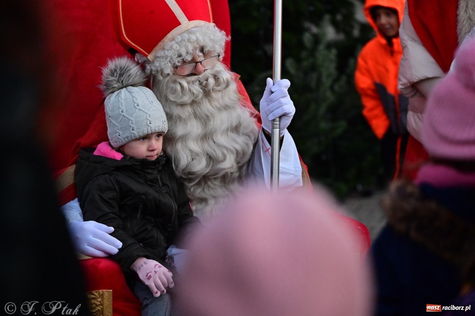 Zdjęcie w galerii na portalu naszraciborz.pl: Tłumy na Kiermaszu Bożonarodzeniowym w Pietrowicach Wielkich [FOTO i WIDEO] wiadomości z regionu