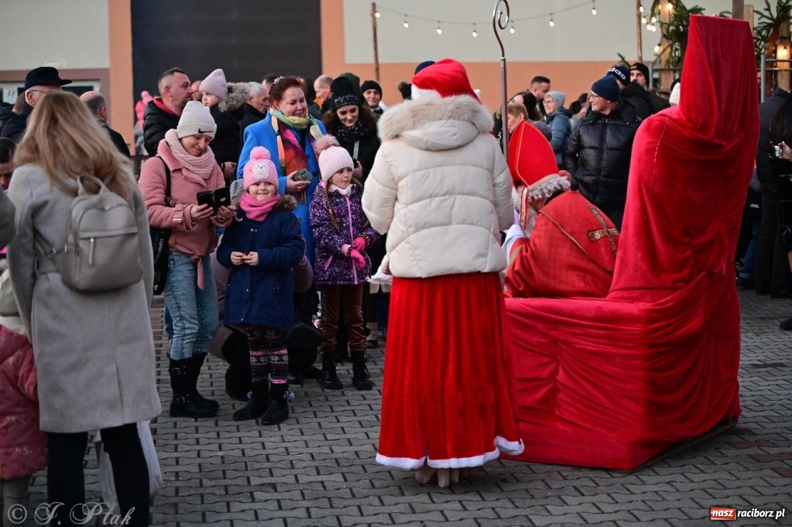 Zdjęcie w galerii na portalu naszraciborz.pl: Tłumy na Kiermaszu Bożonarodzeniowym w Pietrowicach Wielkich [FOTO i WIDEO] wiadomości z regionu