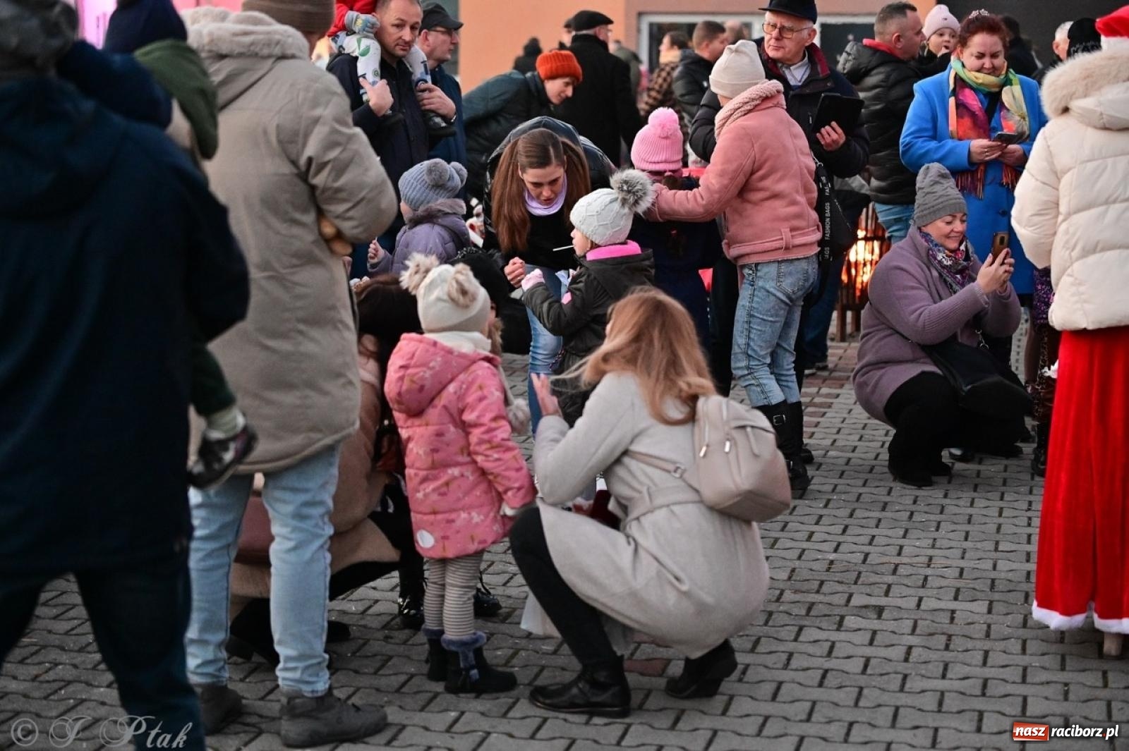 Zdjęcie w galerii na portalu naszraciborz.pl: Tłumy na Kiermaszu Bożonarodzeniowym w Pietrowicach Wielkich [FOTO i WIDEO] wiadomości z regionu