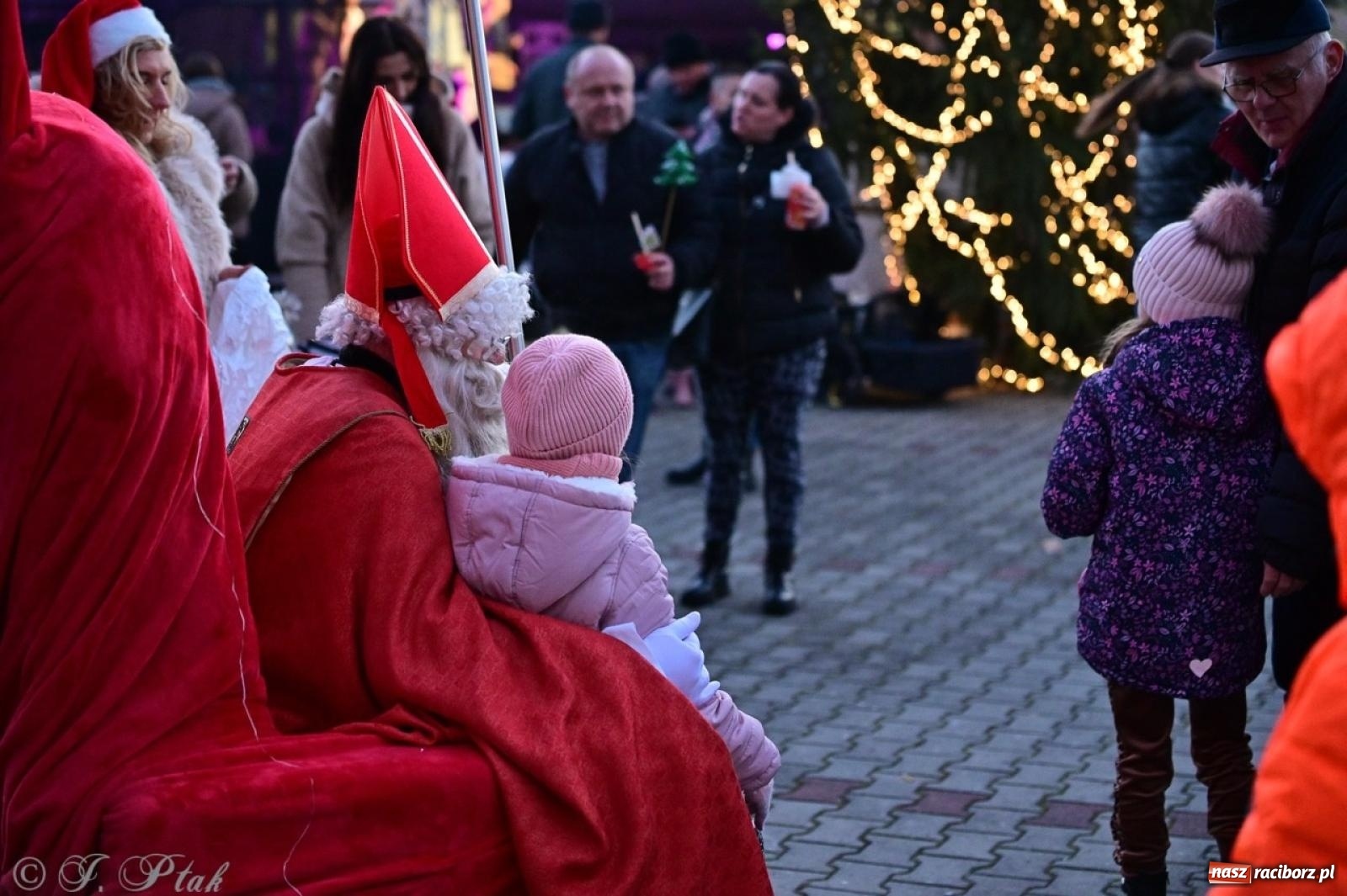 Zdjęcie w galerii na portalu naszraciborz.pl: Tłumy na Kiermaszu Bożonarodzeniowym w Pietrowicach Wielkich [FOTO i WIDEO] wiadomości z regionu