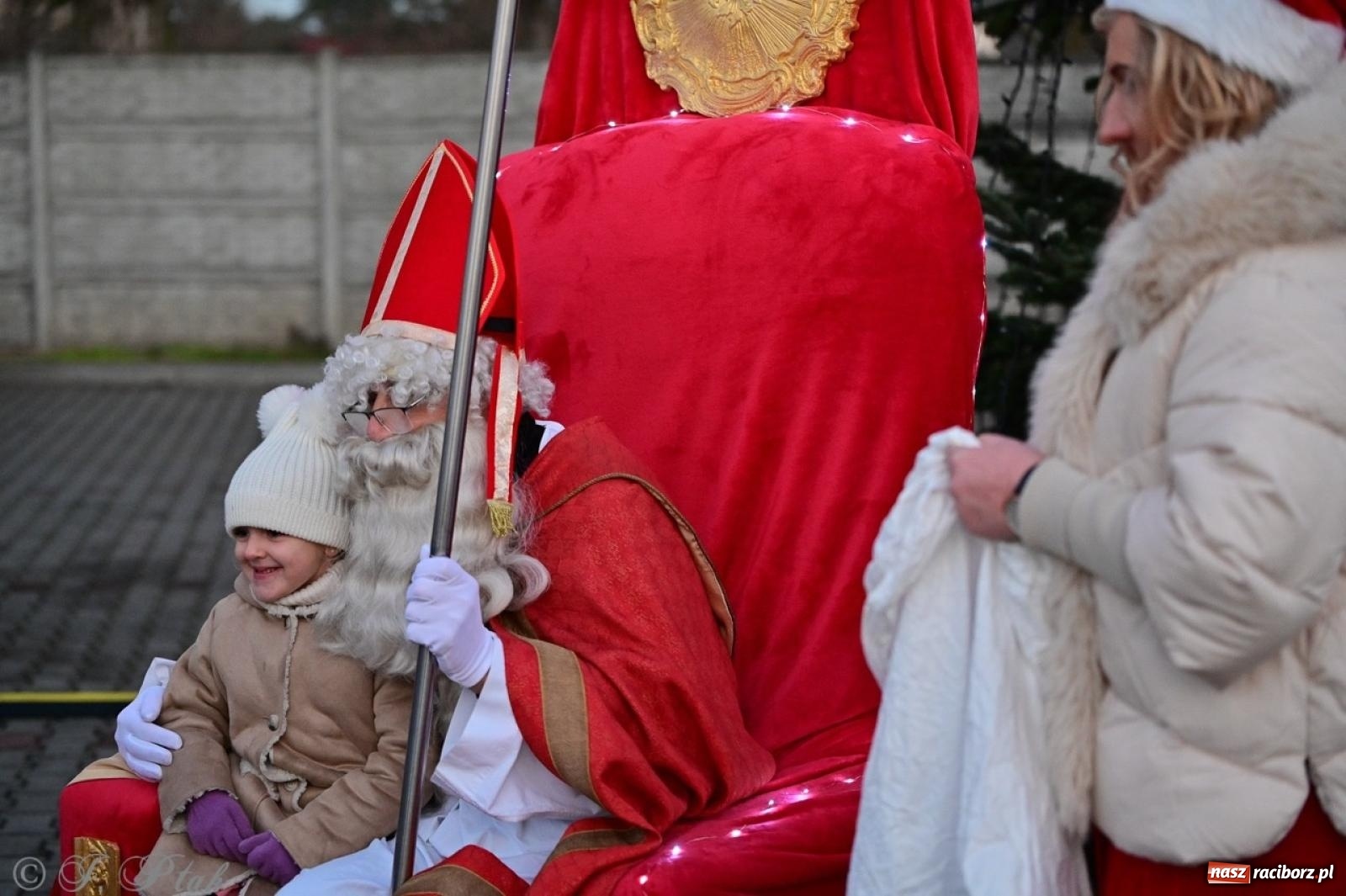 Zdjęcie w galerii na portalu naszraciborz.pl: Tłumy na Kiermaszu Bożonarodzeniowym w Pietrowicach Wielkich [FOTO i WIDEO] wiadomości z regionu