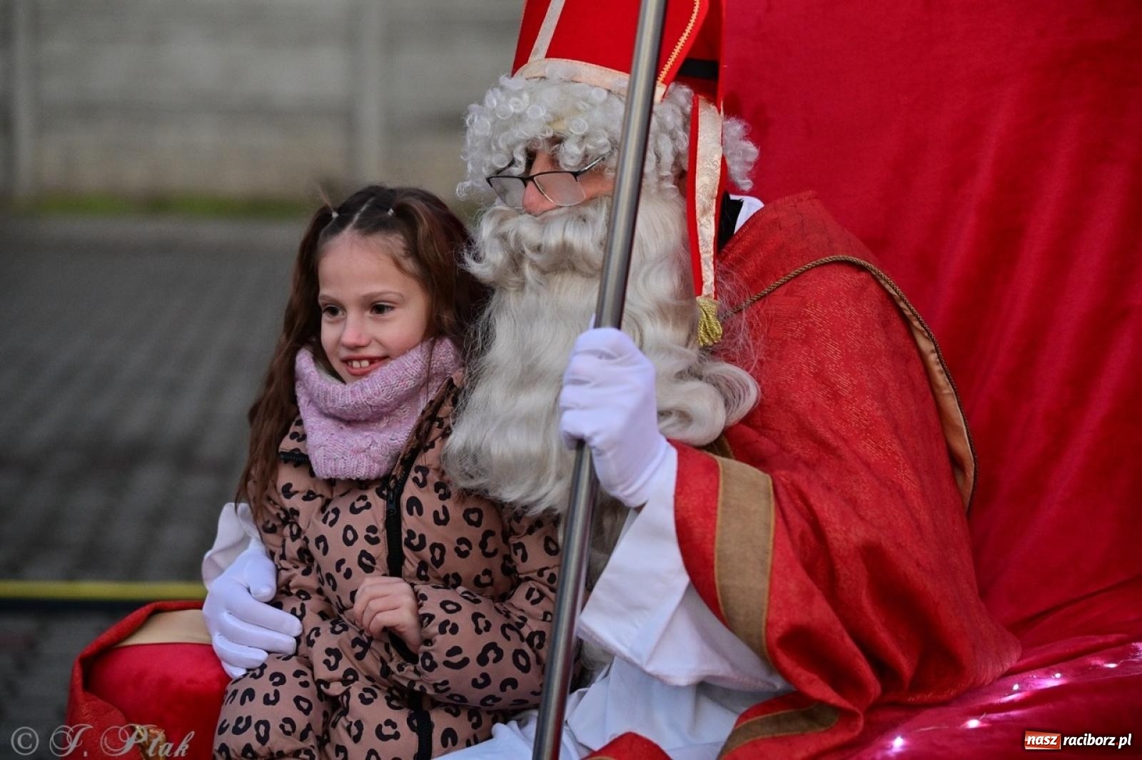 Zdjęcie w galerii na portalu naszraciborz.pl: Tłumy na Kiermaszu Bożonarodzeniowym w Pietrowicach Wielkich [FOTO i WIDEO] wiadomości z regionu