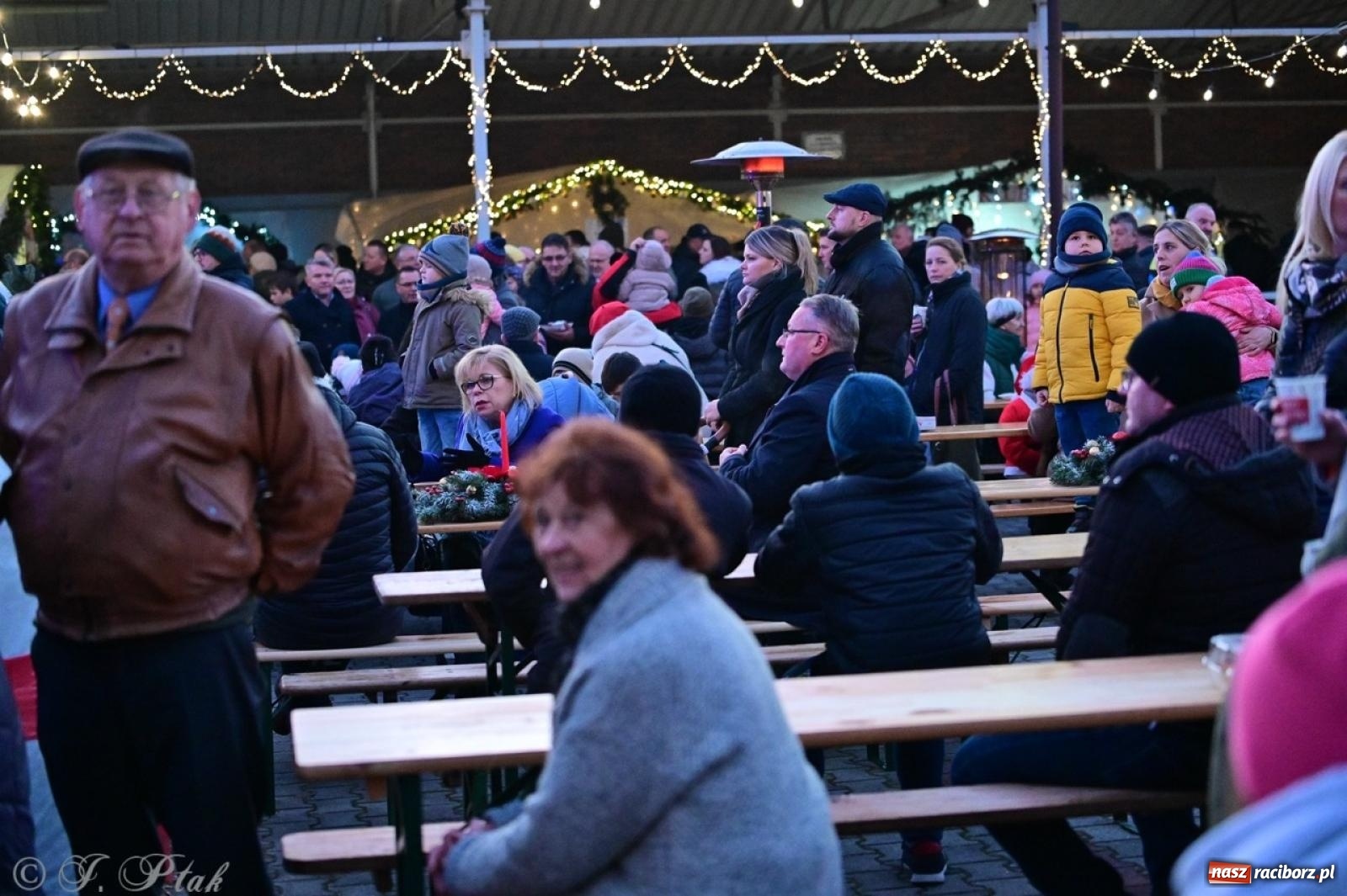 Zdjęcie w galerii na portalu naszraciborz.pl: Tłumy na Kiermaszu Bożonarodzeniowym w Pietrowicach Wielkich [FOTO i WIDEO] wiadomości z regionu