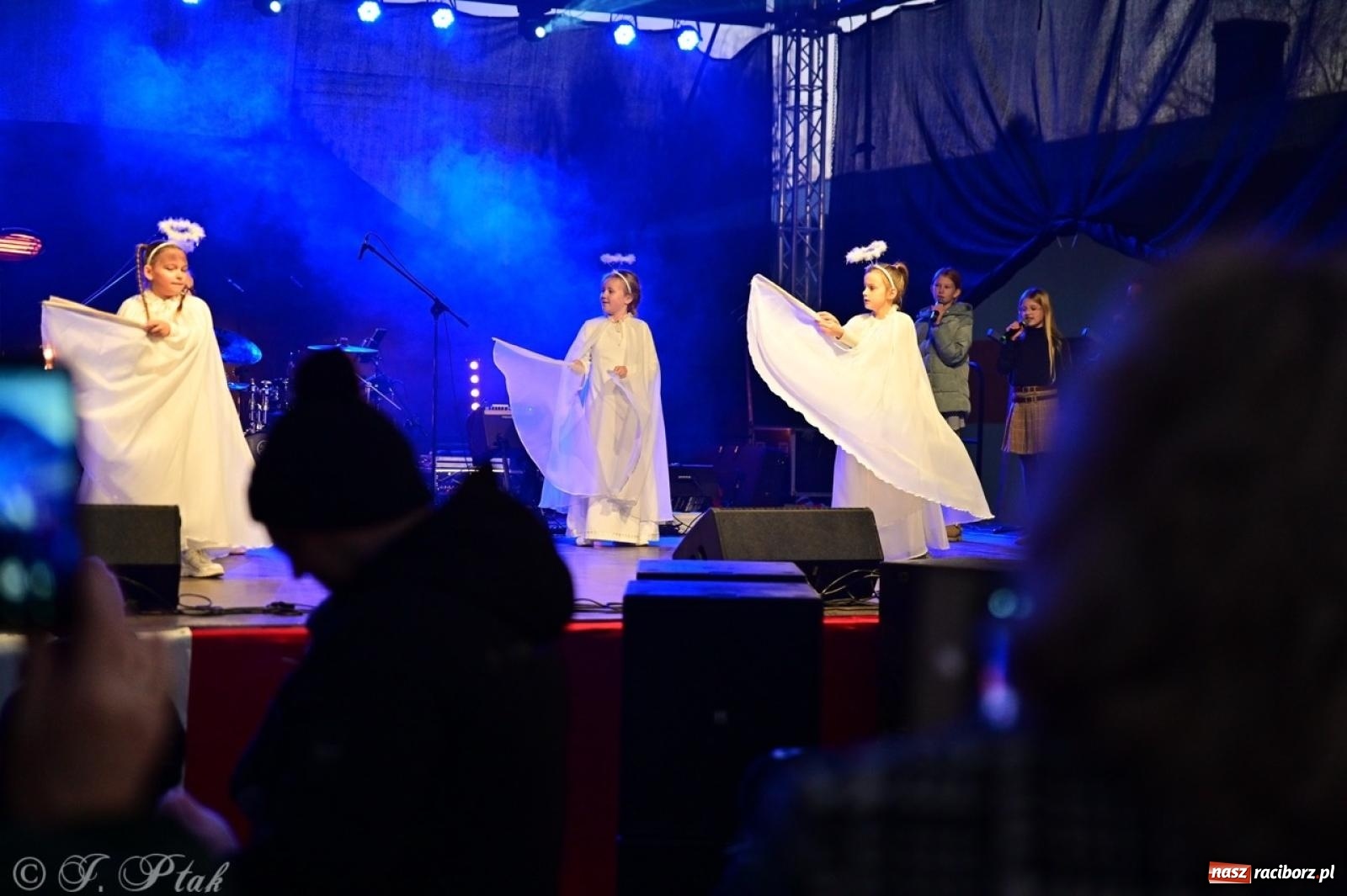 Zdjęcie w galerii na portalu naszraciborz.pl: Tłumy na Kiermaszu Bożonarodzeniowym w Pietrowicach Wielkich [FOTO i WIDEO] wiadomości z regionu
