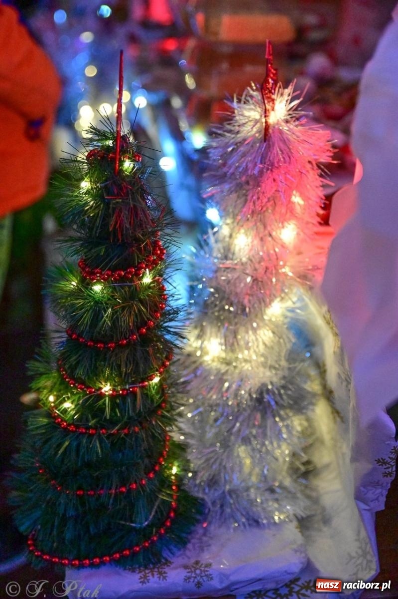 Zdjęcie w galerii na portalu naszraciborz.pl: Tłumy na Kiermaszu Bożonarodzeniowym w Pietrowicach Wielkich [FOTO i WIDEO] wiadomości z regionu