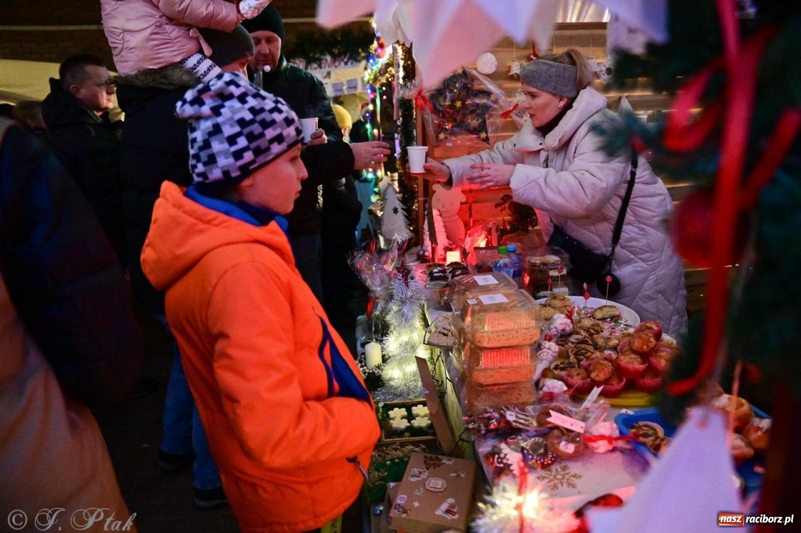 Zdjęcie w galerii na portalu naszraciborz.pl: Tłumy na Kiermaszu Bożonarodzeniowym w Pietrowicach Wielkich [FOTO i WIDEO] wiadomości z regionu