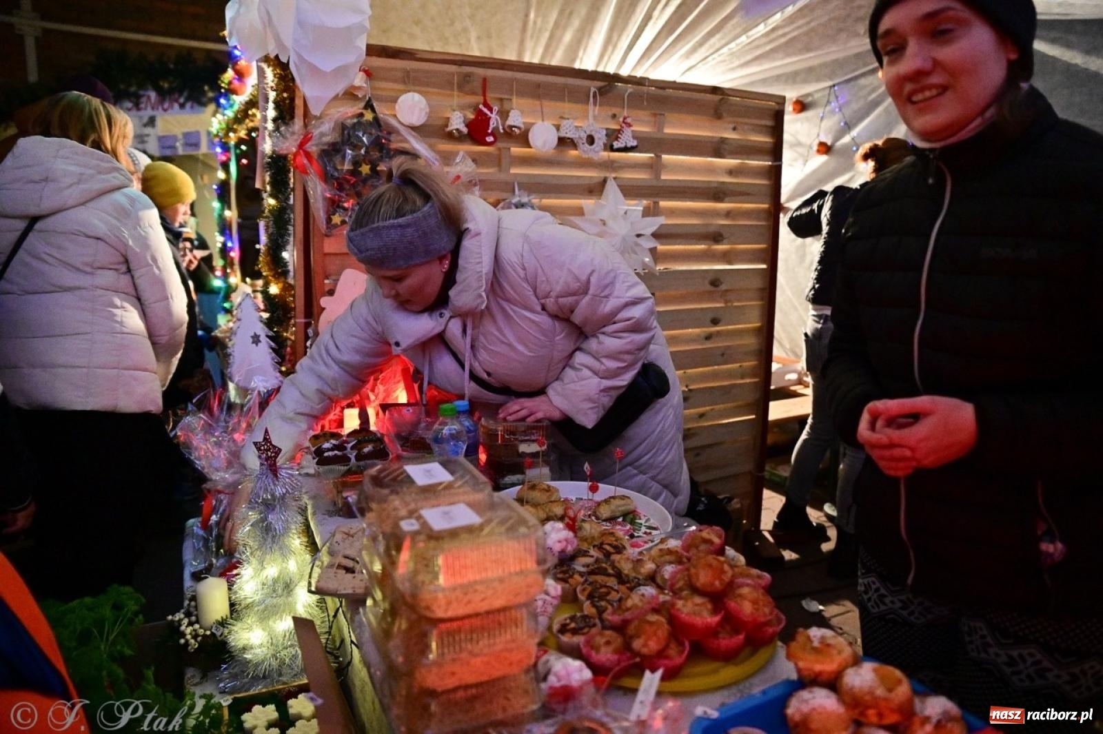 Zdjęcie w galerii na portalu naszraciborz.pl: Tłumy na Kiermaszu Bożonarodzeniowym w Pietrowicach Wielkich [FOTO i WIDEO] wiadomości z regionu