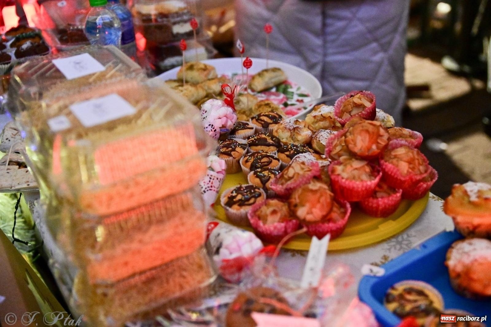 Zdjęcie w galerii na portalu naszraciborz.pl: Tłumy na Kiermaszu Bożonarodzeniowym w Pietrowicach Wielkich [FOTO i WIDEO] wiadomości z regionu