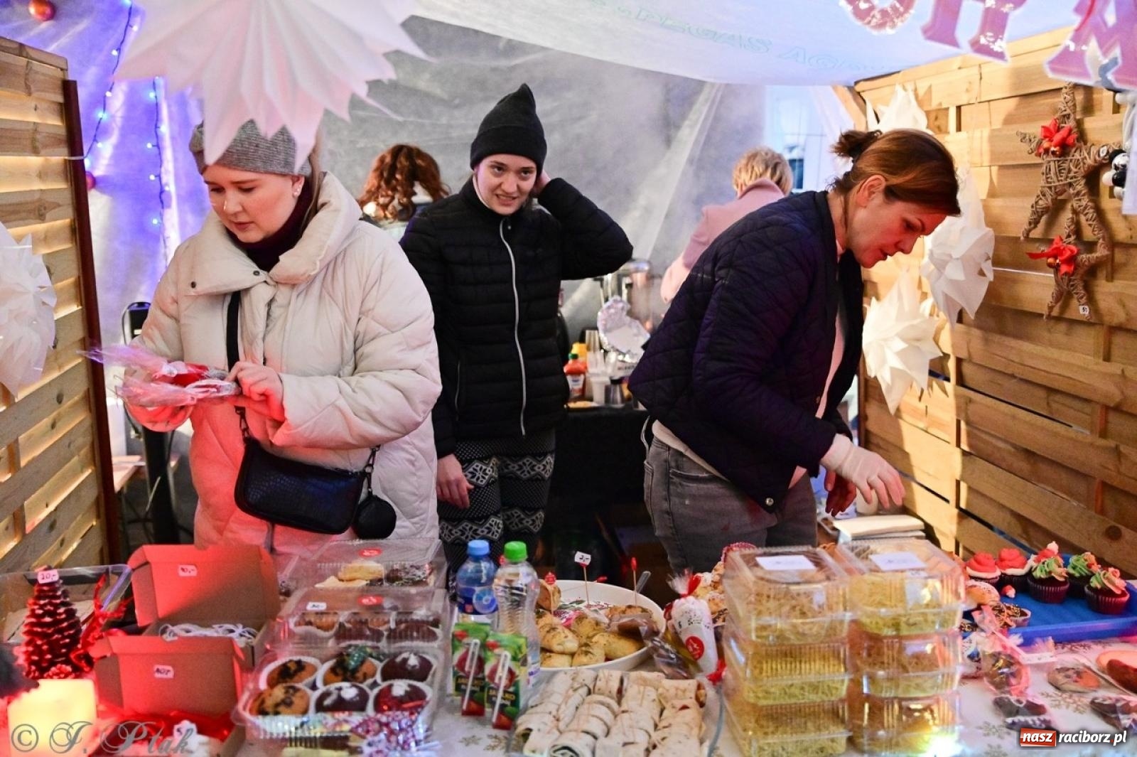 Zdjęcie w galerii na portalu naszraciborz.pl: Tłumy na Kiermaszu Bożonarodzeniowym w Pietrowicach Wielkich [FOTO i WIDEO] wiadomości z regionu