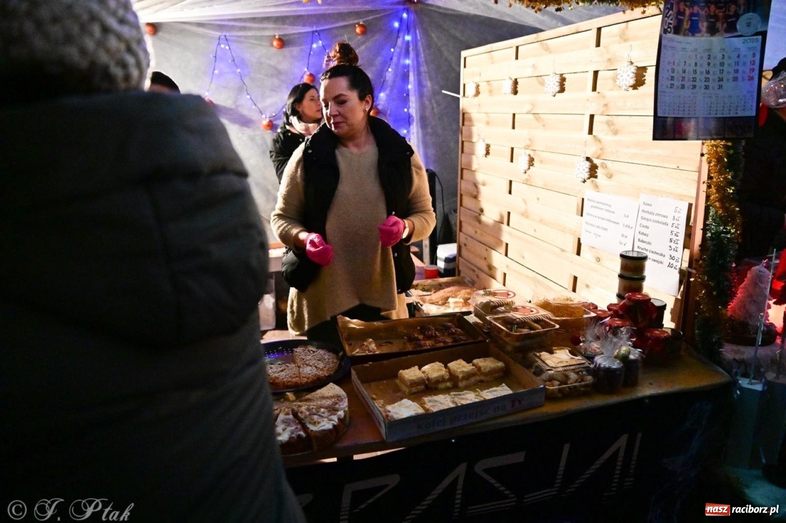 Zdjęcie w galerii na portalu naszraciborz.pl: Tłumy na Kiermaszu Bożonarodzeniowym w Pietrowicach Wielkich [FOTO i WIDEO] wiadomości z regionu