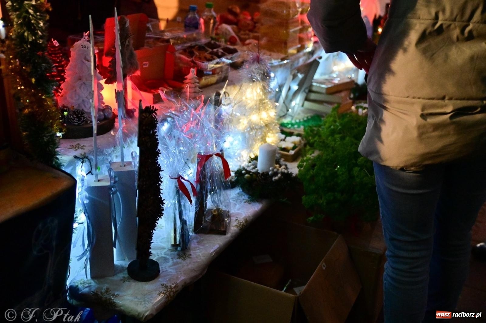 Zdjęcie w galerii na portalu naszraciborz.pl: Tłumy na Kiermaszu Bożonarodzeniowym w Pietrowicach Wielkich [FOTO i WIDEO] wiadomości z regionu