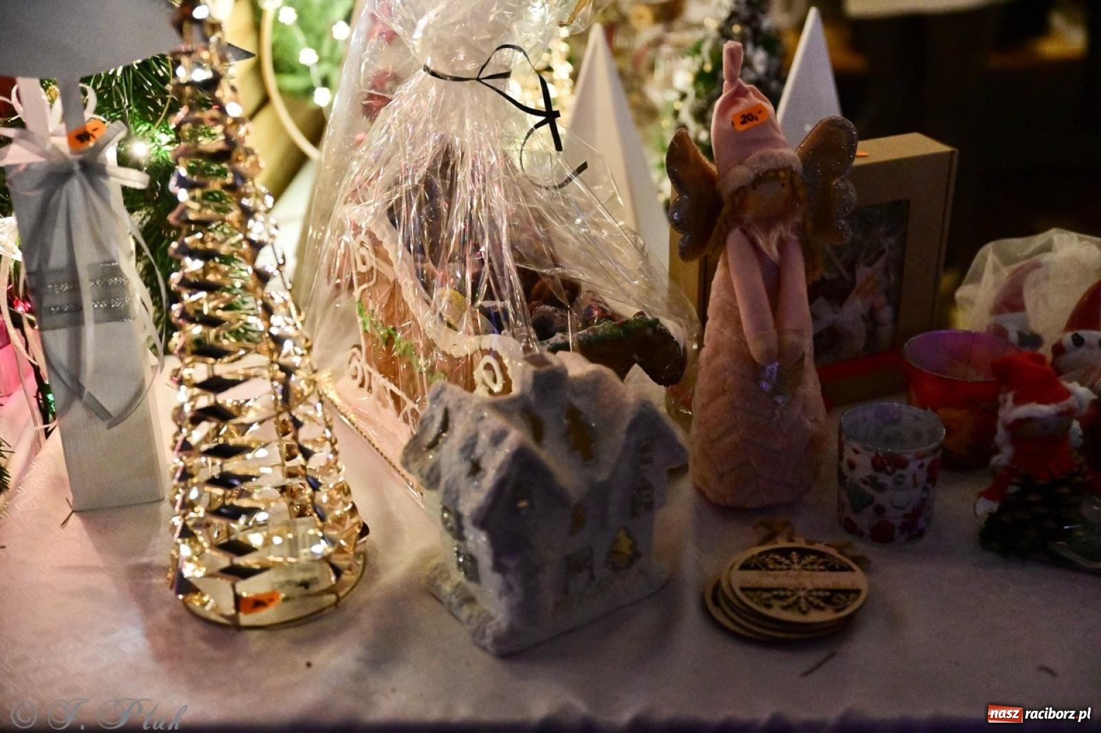 Zdjęcie w galerii na portalu naszraciborz.pl: Tłumy na Kiermaszu Bożonarodzeniowym w Pietrowicach Wielkich [FOTO i WIDEO] wiadomości z regionu