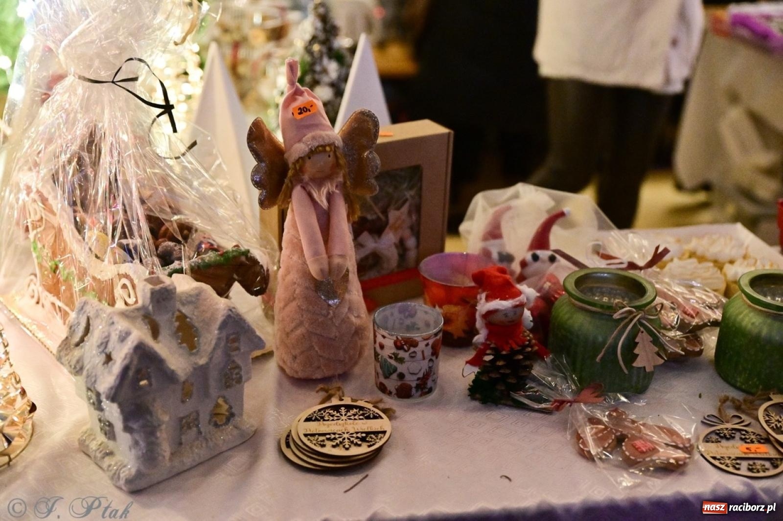 Zdjęcie w galerii na portalu naszraciborz.pl: Tłumy na Kiermaszu Bożonarodzeniowym w Pietrowicach Wielkich [FOTO i WIDEO] wiadomości z regionu