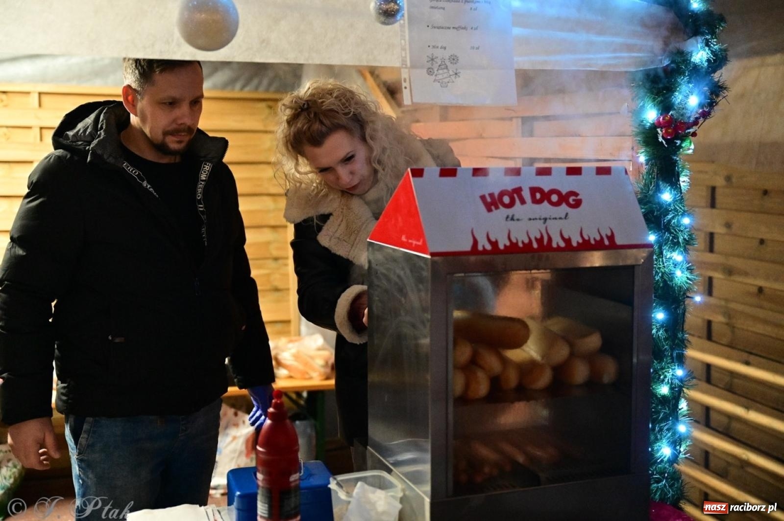 Zdjęcie w galerii na portalu naszraciborz.pl: Tłumy na Kiermaszu Bożonarodzeniowym w Pietrowicach Wielkich [FOTO i WIDEO] wiadomości z regionu