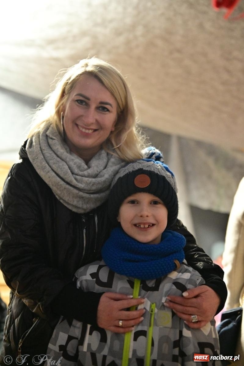 Zdjęcie w galerii na portalu naszraciborz.pl: Tłumy na Kiermaszu Bożonarodzeniowym w Pietrowicach Wielkich [FOTO i WIDEO] wiadomości z regionu