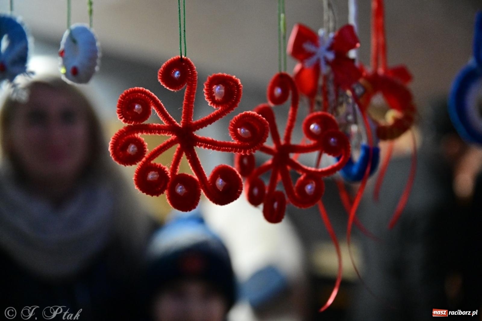 Zdjęcie w galerii na portalu naszraciborz.pl: Tłumy na Kiermaszu Bożonarodzeniowym w Pietrowicach Wielkich [FOTO i WIDEO] wiadomości z regionu