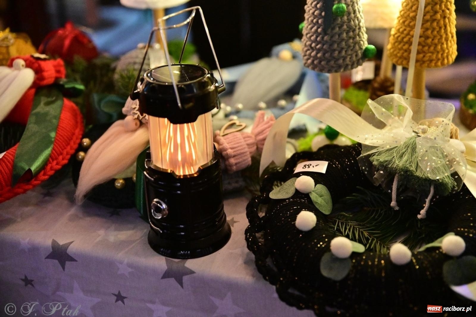 Zdjęcie w galerii na portalu naszraciborz.pl: Tłumy na Kiermaszu Bożonarodzeniowym w Pietrowicach Wielkich [FOTO i WIDEO] wiadomości z regionu