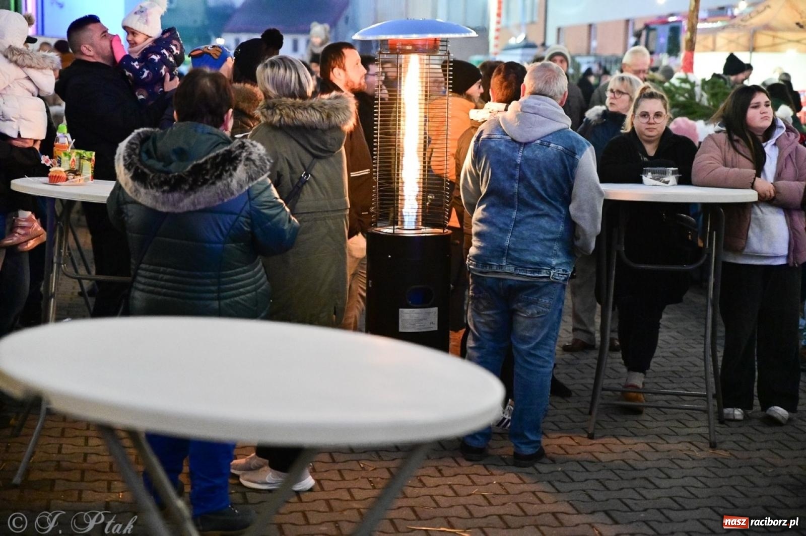 Zdjęcie w galerii na portalu naszraciborz.pl: Tłumy na Kiermaszu Bożonarodzeniowym w Pietrowicach Wielkich [FOTO i WIDEO] wiadomości z regionu
