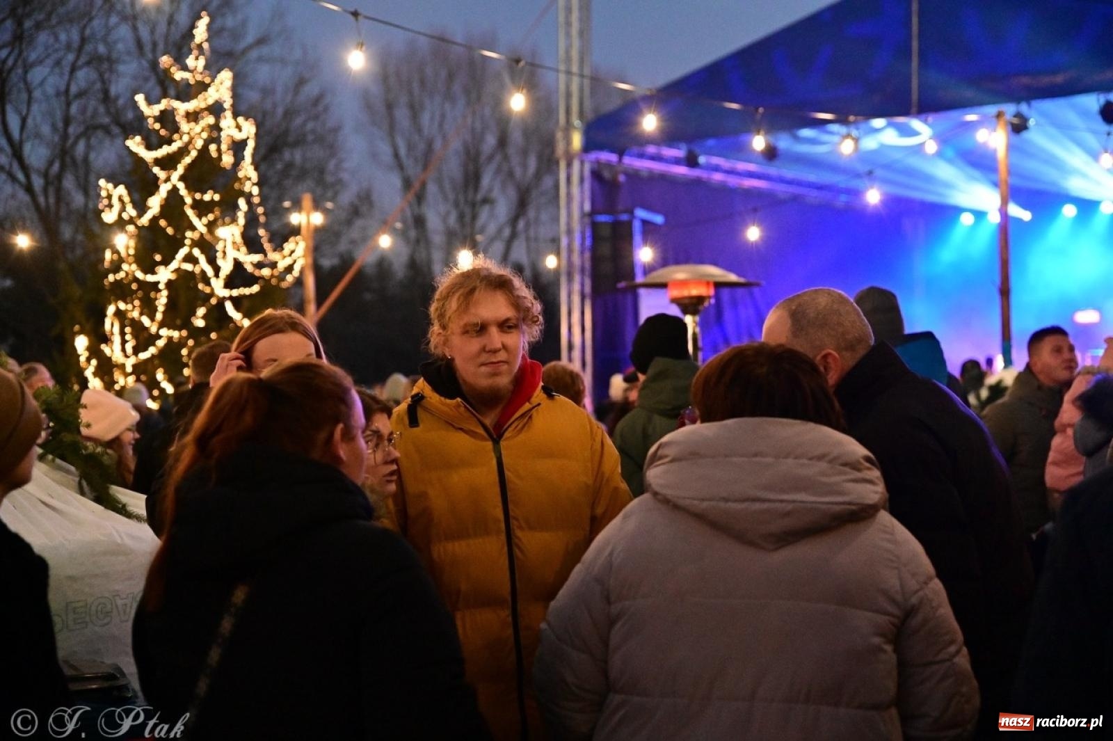 Zdjęcie w galerii na portalu naszraciborz.pl: Tłumy na Kiermaszu Bożonarodzeniowym w Pietrowicach Wielkich [FOTO i WIDEO] wiadomości z regionu