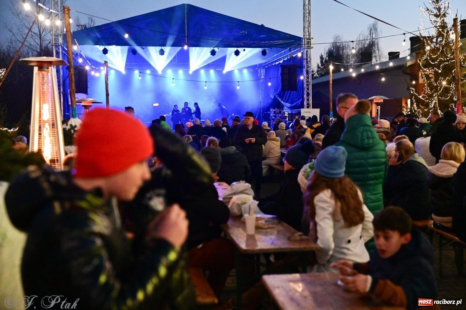 Zdjęcie w galerii na portalu naszraciborz.pl: Tłumy na Kiermaszu Bożonarodzeniowym w Pietrowicach Wielkich [FOTO i WIDEO] wiadomości z regionu