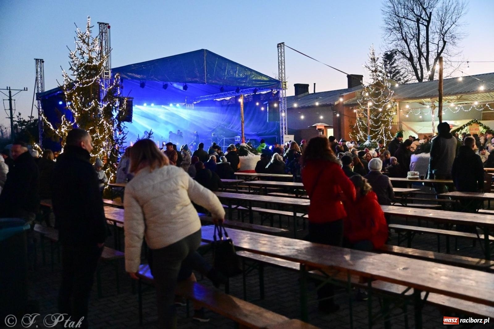 Zdjęcie w galerii na portalu naszraciborz.pl: Tłumy na Kiermaszu Bożonarodzeniowym w Pietrowicach Wielkich [FOTO i WIDEO] wiadomości z regionu