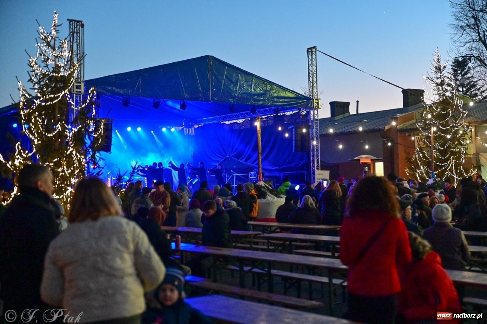 Zdjęcie w galerii na portalu naszraciborz.pl: Tłumy na Kiermaszu Bożonarodzeniowym w Pietrowicach Wielkich [FOTO i WIDEO] wiadomości z regionu