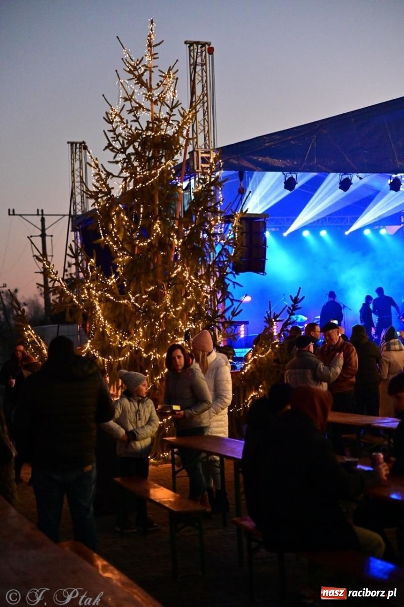 Zdjęcie w galerii na portalu naszraciborz.pl: Tłumy na Kiermaszu Bożonarodzeniowym w Pietrowicach Wielkich [FOTO i WIDEO] wiadomości z regionu