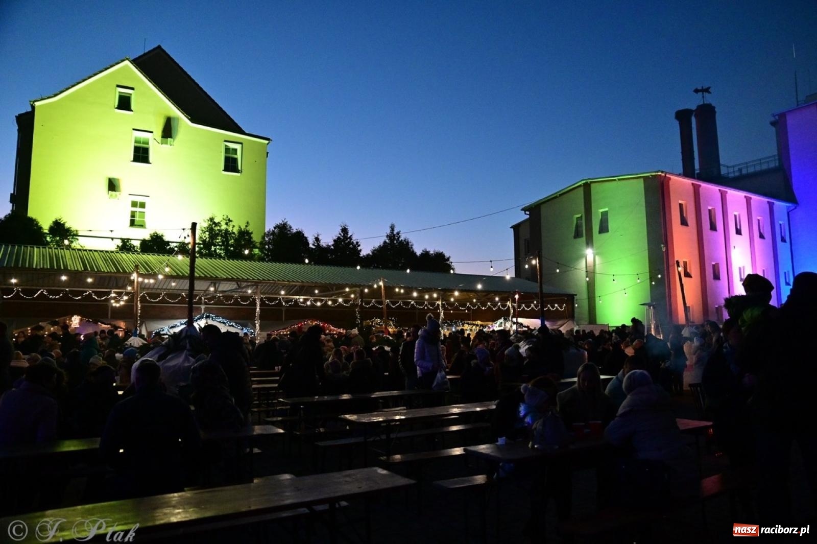 Zdjęcie w galerii na portalu naszraciborz.pl: Tłumy na Kiermaszu Bożonarodzeniowym w Pietrowicach Wielkich [FOTO i WIDEO] wiadomości z regionu