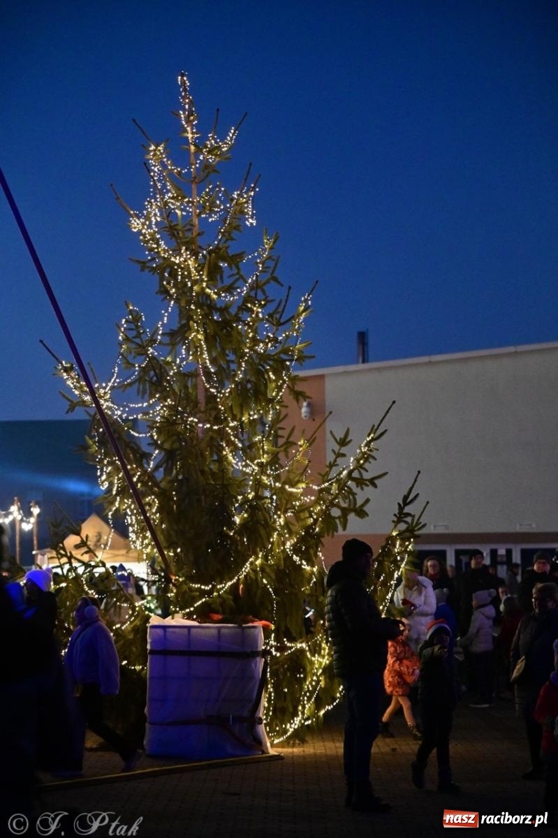 Zdjęcie w galerii na portalu naszraciborz.pl: Tłumy na Kiermaszu Bożonarodzeniowym w Pietrowicach Wielkich [FOTO i WIDEO] wiadomości z regionu