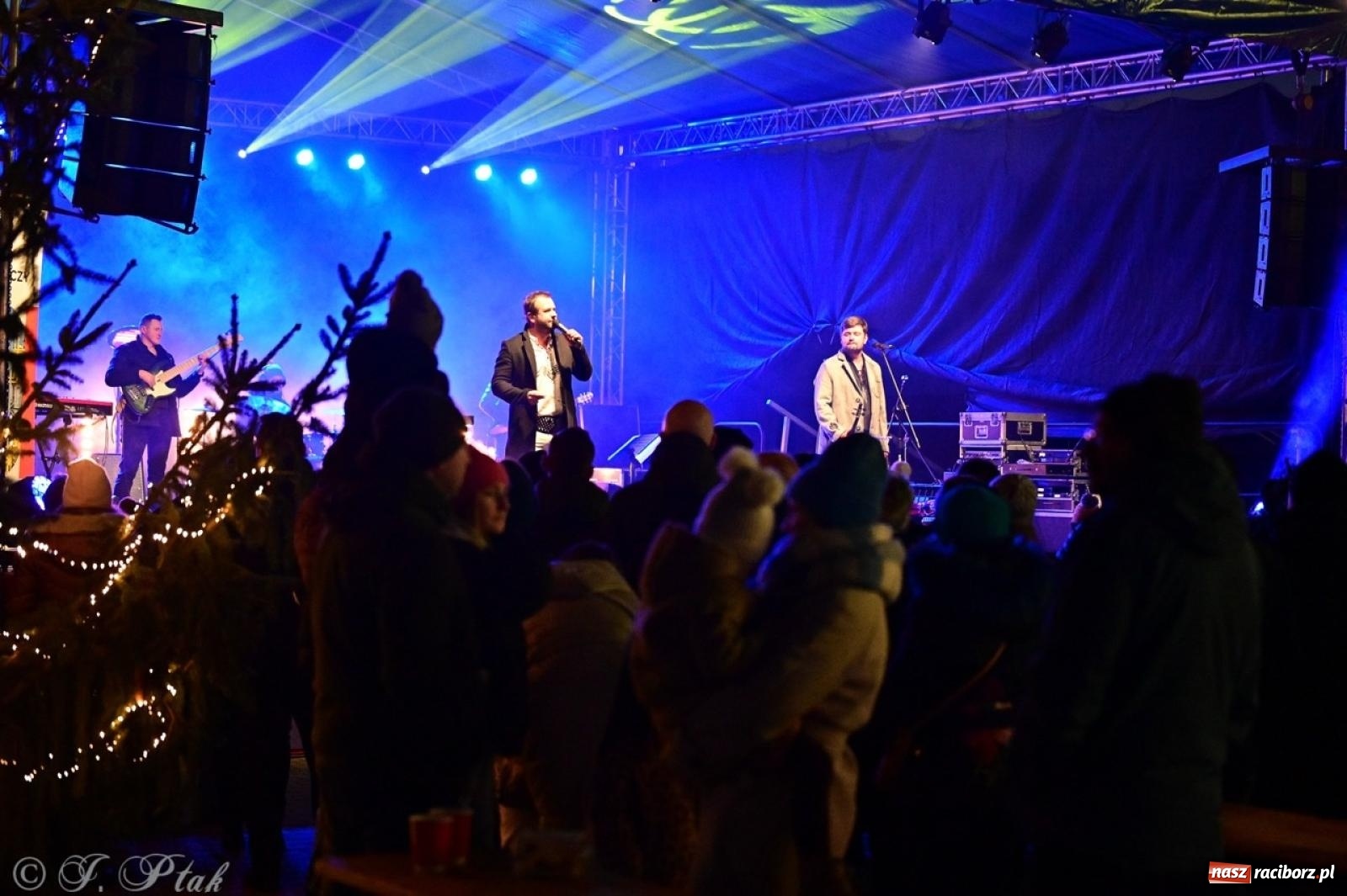 Zdjęcie w galerii na portalu naszraciborz.pl: Tłumy na Kiermaszu Bożonarodzeniowym w Pietrowicach Wielkich [FOTO i WIDEO] wiadomości z regionu