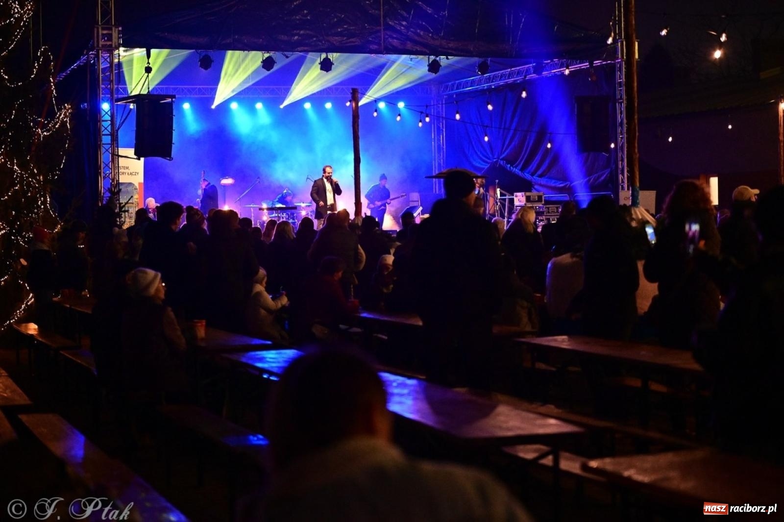 Zdjęcie w galerii na portalu naszraciborz.pl: Tłumy na Kiermaszu Bożonarodzeniowym w Pietrowicach Wielkich [FOTO i WIDEO] wiadomości z regionu