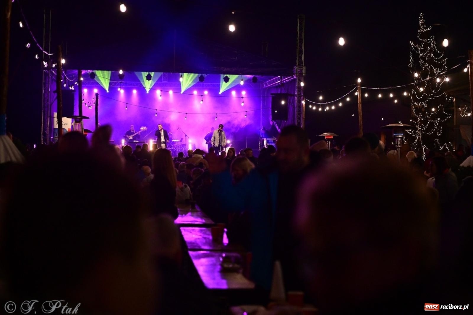 Zdjęcie w galerii na portalu naszraciborz.pl: Tłumy na Kiermaszu Bożonarodzeniowym w Pietrowicach Wielkich [FOTO i WIDEO] wiadomości z regionu