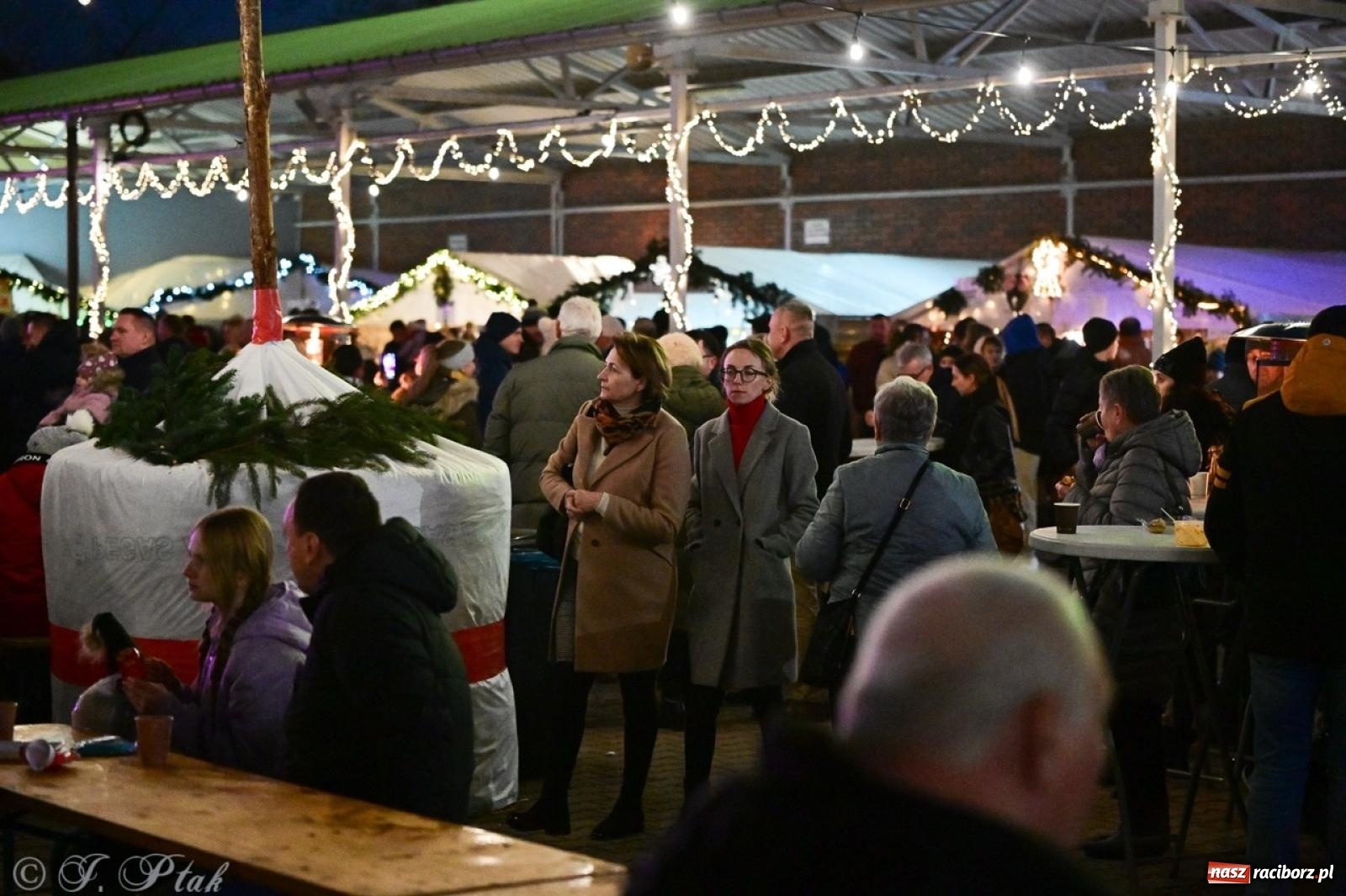 Zdjęcie w galerii na portalu naszraciborz.pl: Tłumy na Kiermaszu Bożonarodzeniowym w Pietrowicach Wielkich [FOTO i WIDEO] wiadomości z regionu