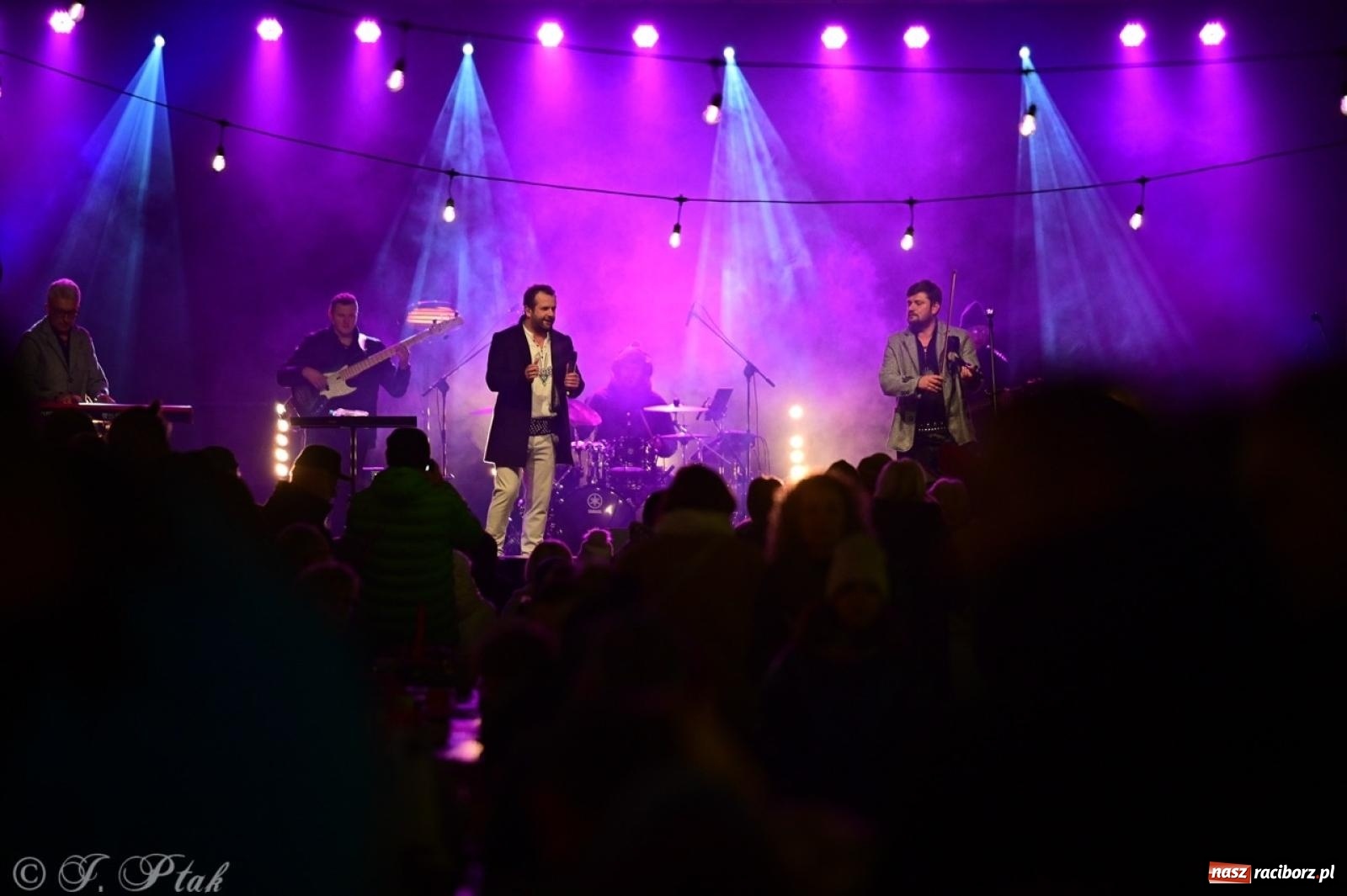 Zdjęcie w galerii na portalu naszraciborz.pl: Tłumy na Kiermaszu Bożonarodzeniowym w Pietrowicach Wielkich [FOTO i WIDEO] wiadomości z regionu