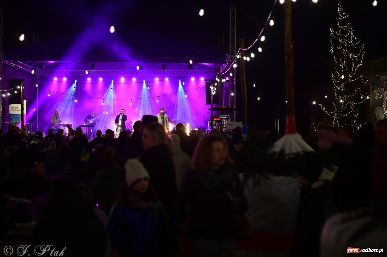 Zdjęcie w galerii na portalu naszraciborz.pl: Tłumy na Kiermaszu Bożonarodzeniowym w Pietrowicach Wielkich [FOTO i WIDEO] wiadomości z regionu