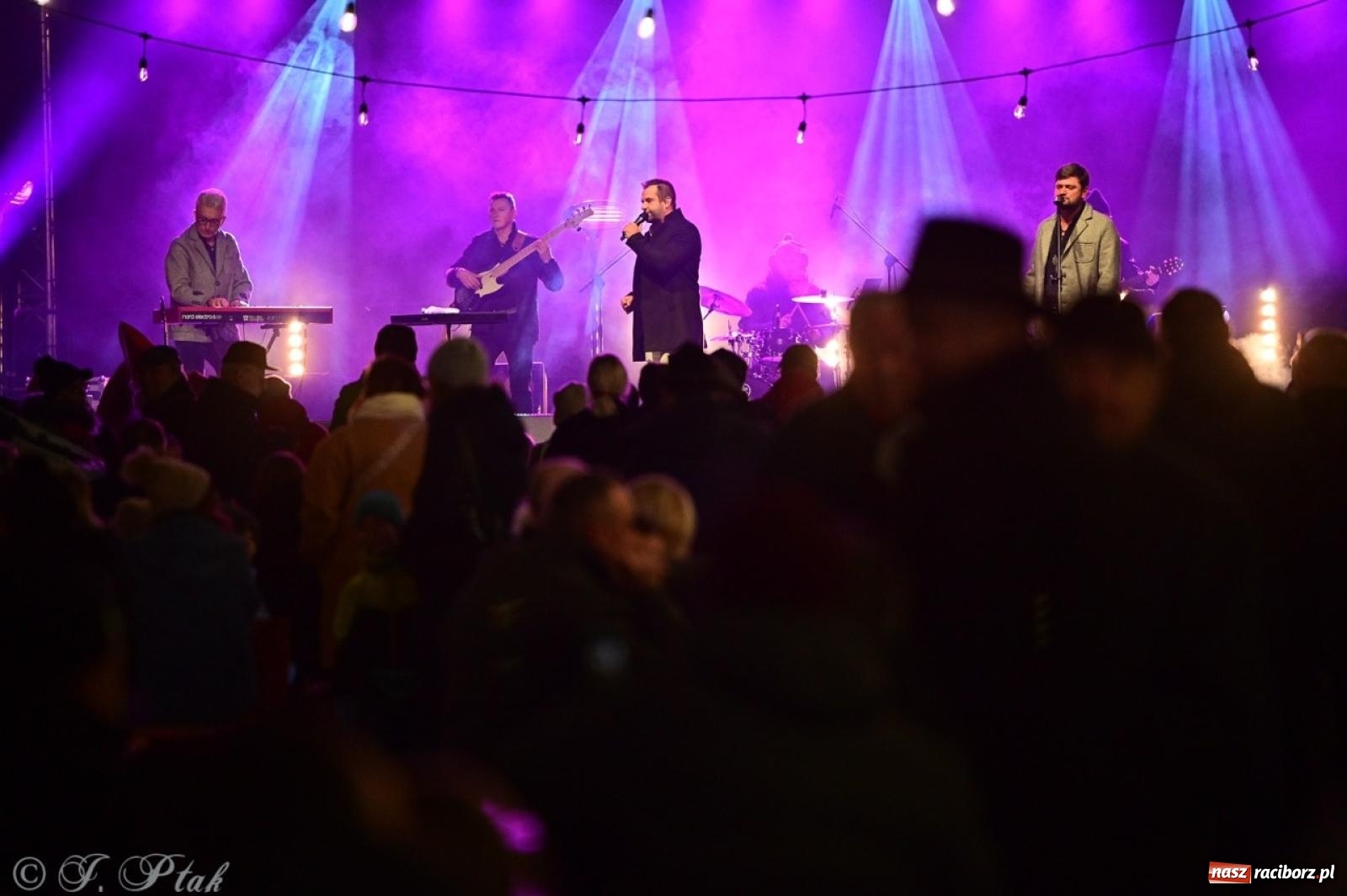Zdjęcie w galerii na portalu naszraciborz.pl: Tłumy na Kiermaszu Bożonarodzeniowym w Pietrowicach Wielkich [FOTO i WIDEO] wiadomości z regionu
