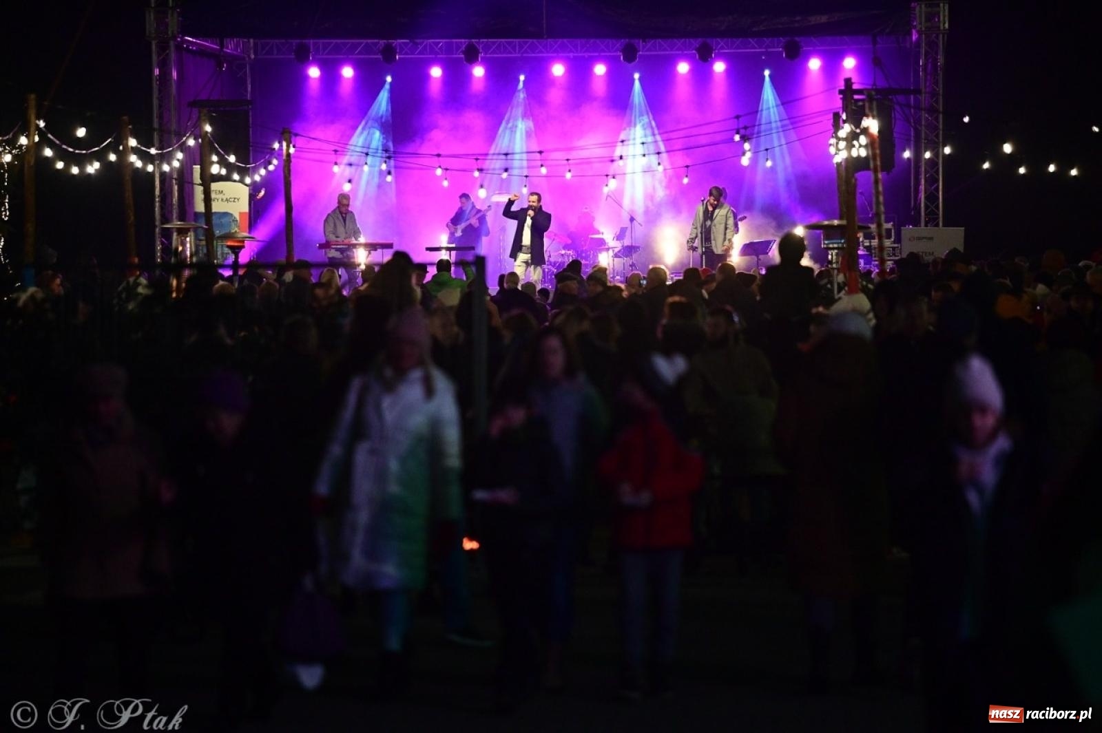 Zdjęcie w galerii na portalu naszraciborz.pl: Tłumy na Kiermaszu Bożonarodzeniowym w Pietrowicach Wielkich [FOTO i WIDEO] wiadomości z regionu