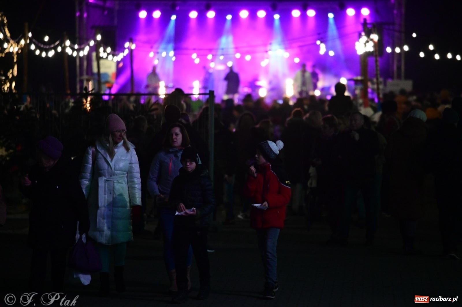 Zdjęcie w galerii na portalu naszraciborz.pl: Tłumy na Kiermaszu Bożonarodzeniowym w Pietrowicach Wielkich [FOTO i WIDEO] wiadomości z regionu