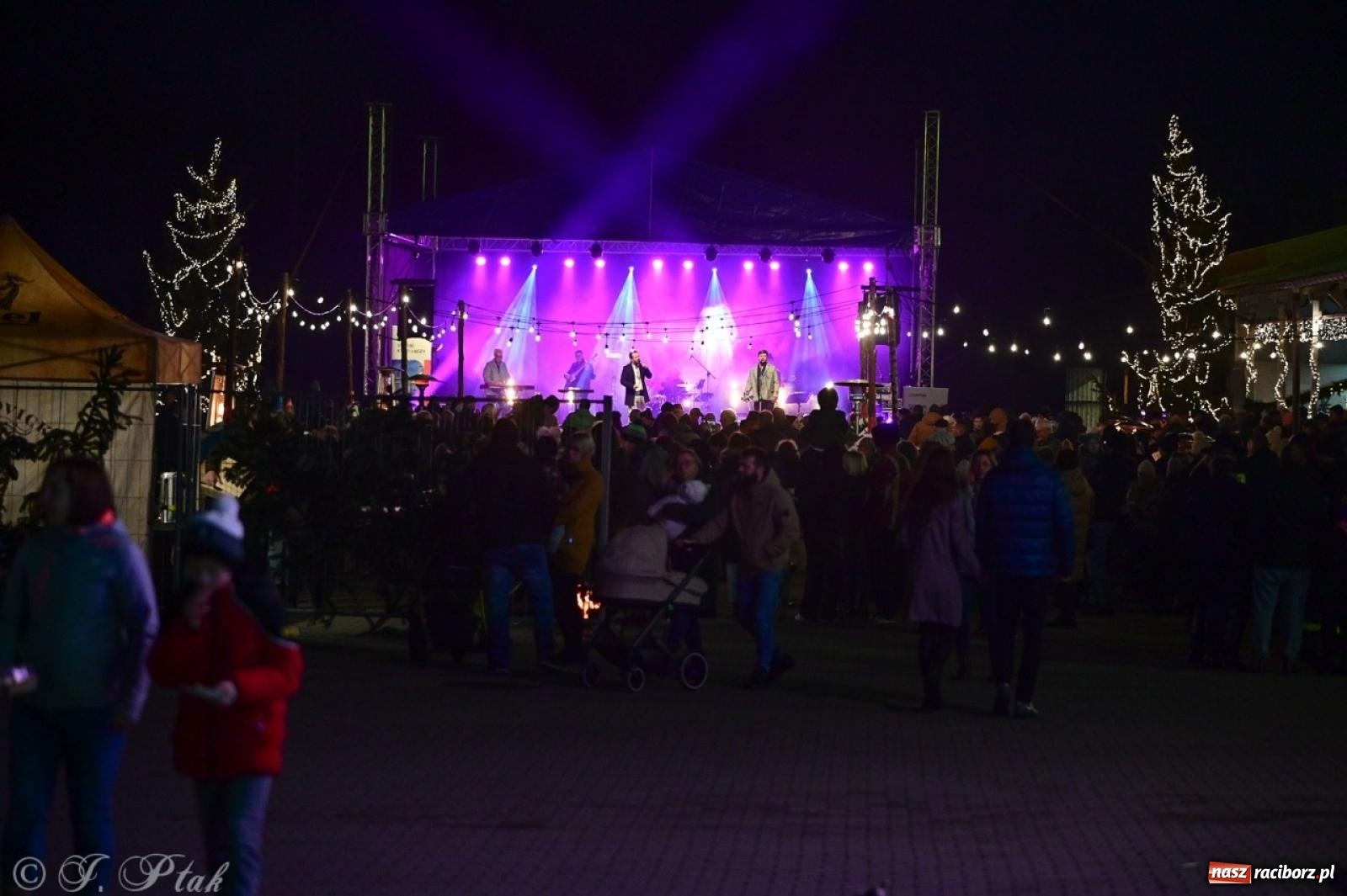 Zdjęcie w galerii na portalu naszraciborz.pl: Tłumy na Kiermaszu Bożonarodzeniowym w Pietrowicach Wielkich [FOTO i WIDEO] wiadomości z regionu