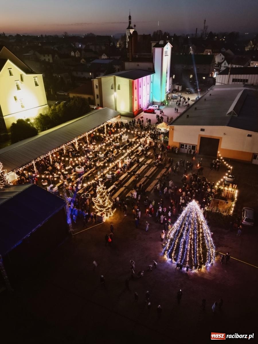 Zdjęcie w galerii na portalu naszraciborz.pl: Tłumy na Kiermaszu Bożonarodzeniowym w Pietrowicach Wielkich [FOTO i WIDEO] wiadomości z regionu