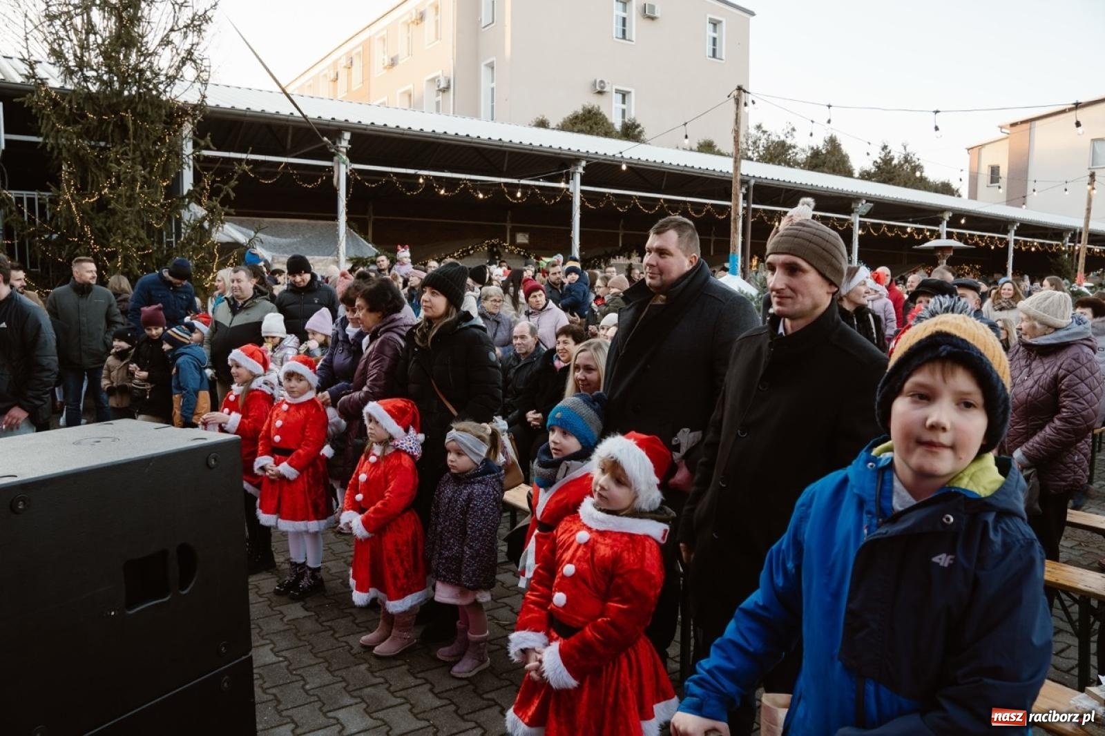 Zdjęcie w galerii na portalu naszraciborz.pl: Tłumy na Kiermaszu Bożonarodzeniowym w Pietrowicach Wielkich [FOTO i WIDEO] wiadomości z regionu