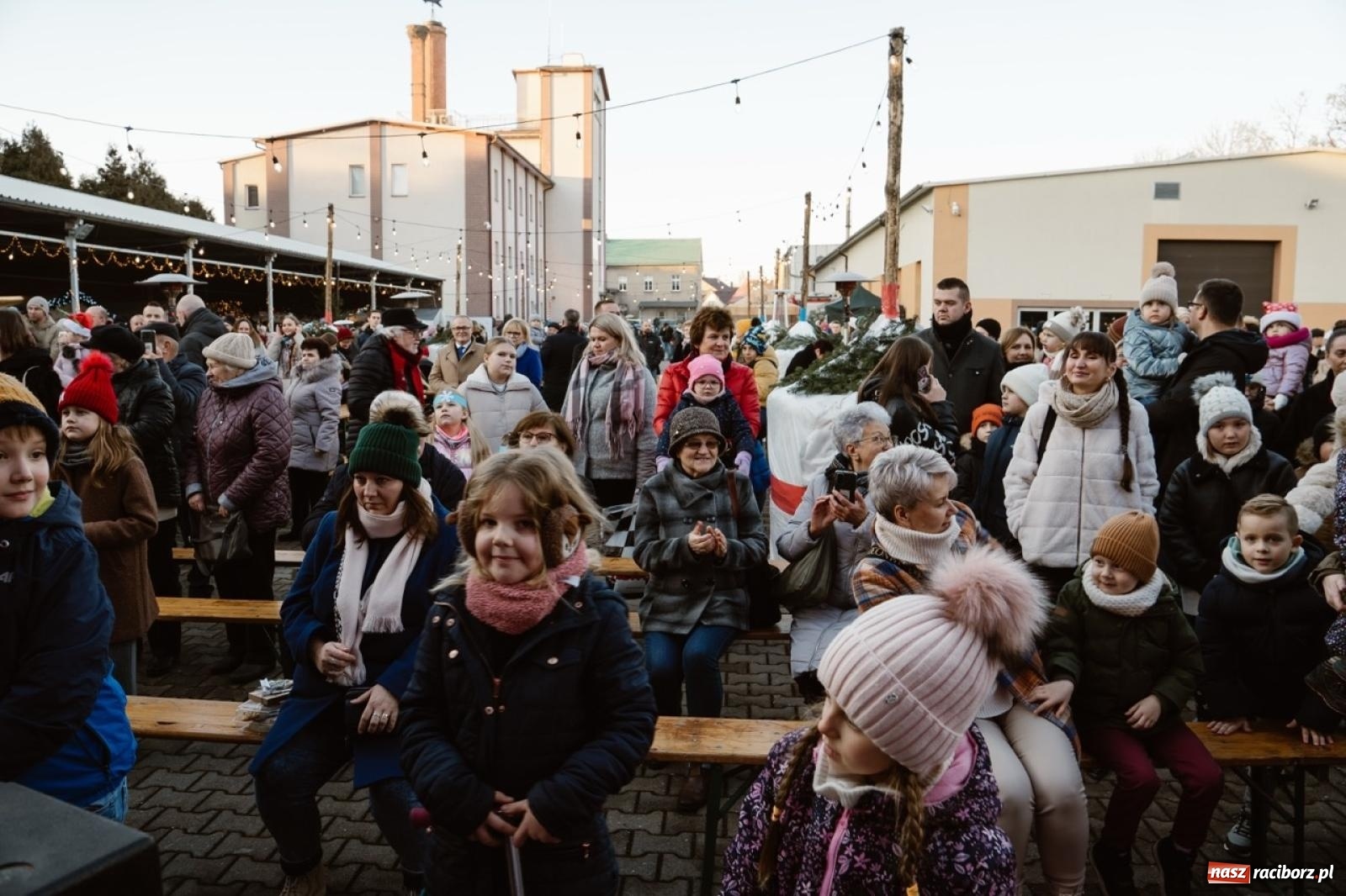Zdjęcie w galerii na portalu naszraciborz.pl: Tłumy na Kiermaszu Bożonarodzeniowym w Pietrowicach Wielkich [FOTO i WIDEO] wiadomości z regionu
