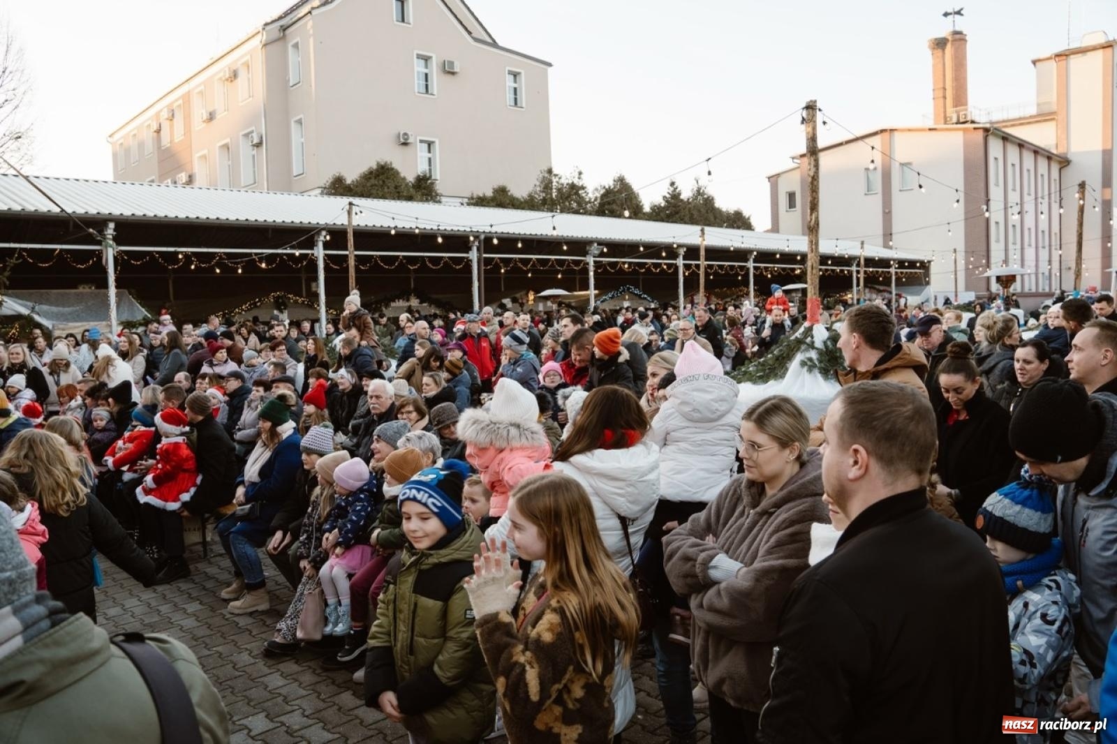 Zdjęcie w galerii na portalu naszraciborz.pl: Tłumy na Kiermaszu Bożonarodzeniowym w Pietrowicach Wielkich [FOTO i WIDEO] wiadomości z regionu