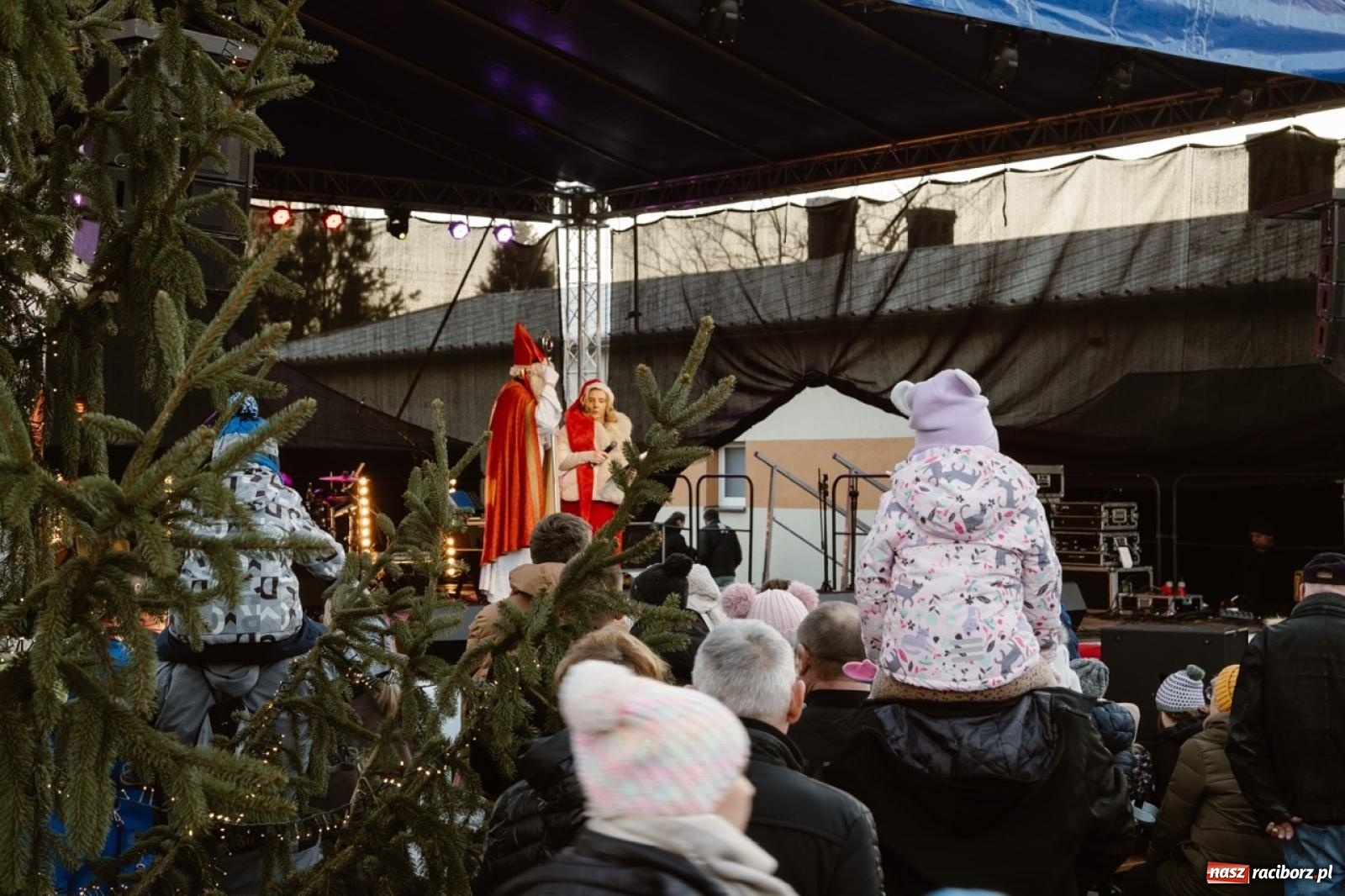 Zdjęcie w galerii na portalu naszraciborz.pl: Tłumy na Kiermaszu Bożonarodzeniowym w Pietrowicach Wielkich [FOTO i WIDEO] wiadomości z regionu