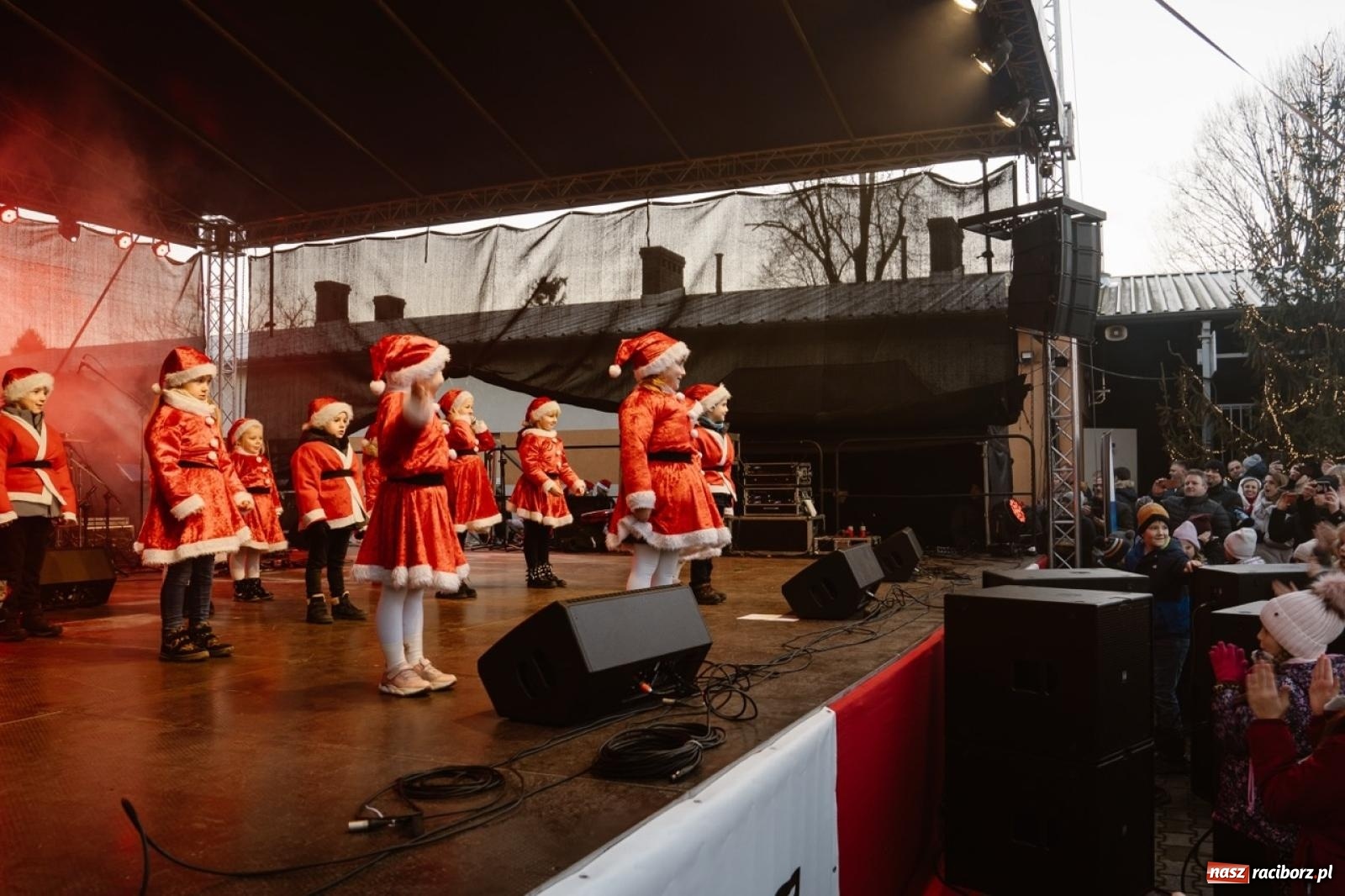 Zdjęcie w galerii na portalu naszraciborz.pl: Tłumy na Kiermaszu Bożonarodzeniowym w Pietrowicach Wielkich [FOTO i WIDEO] wiadomości z regionu