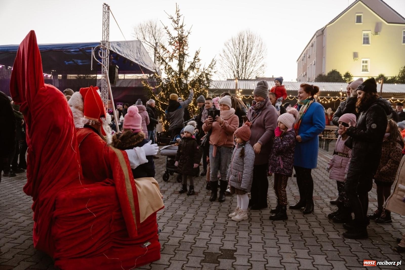 Zdjęcie w galerii na portalu naszraciborz.pl: Tłumy na Kiermaszu Bożonarodzeniowym w Pietrowicach Wielkich [FOTO i WIDEO] wiadomości z regionu