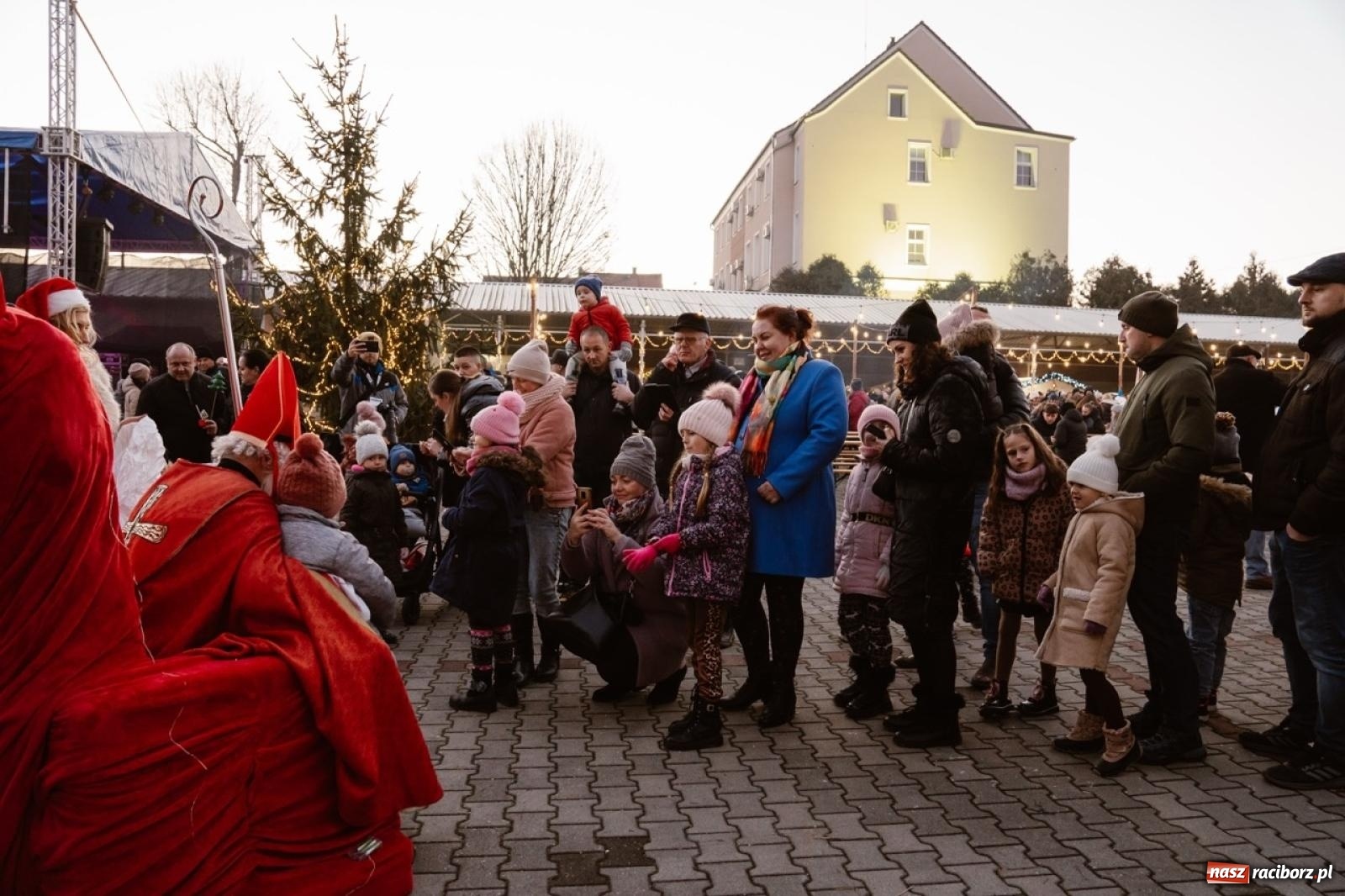 Zdjęcie w galerii na portalu naszraciborz.pl: Tłumy na Kiermaszu Bożonarodzeniowym w Pietrowicach Wielkich [FOTO i WIDEO] wiadomości z regionu