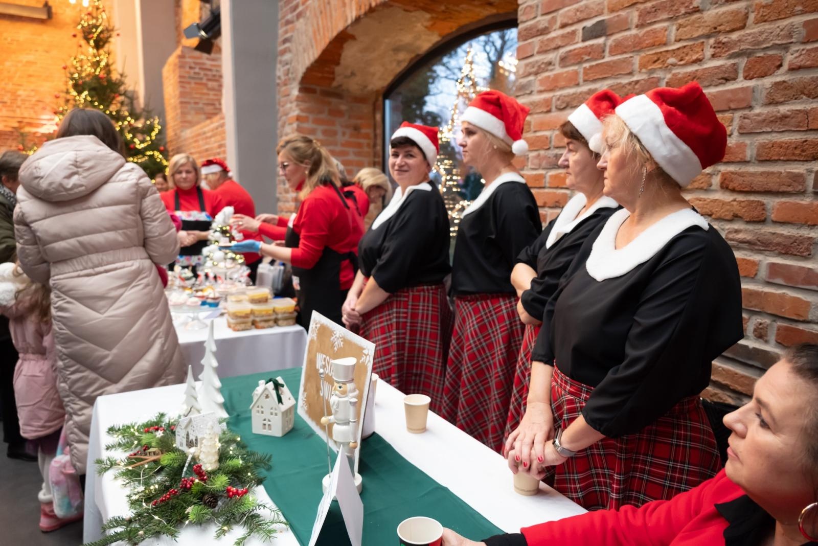 Zdjęcie w galerii na portalu naszraciborz.pl: Kiermasz Bożonarodzeniowy na Zamku w Tworkowie. To miejsce przyciąga jak magnes wiadomości z regionu